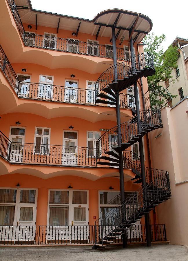 Hotel Patio Praha Bagian luar foto